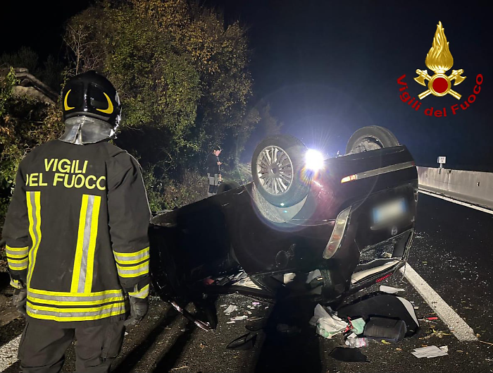 Auto si ribalta sul raccordo Terni-Orte: illesa la ragazza alla guida 