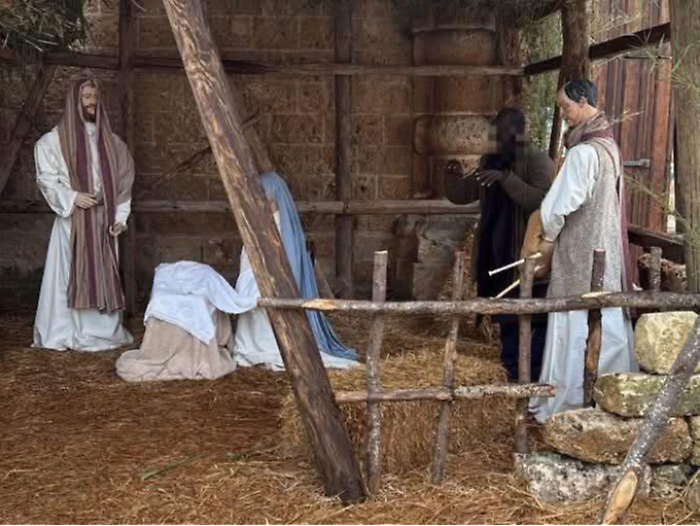 Cerca di mimetizzarsi tra le statue di un presepe ma il sindaco lo scopre: arrestato latitante 