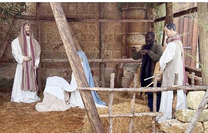 Cerca di mimetizzarsi tra le statue di un presepe ma il sindaco lo scopre: arrestato latitante 