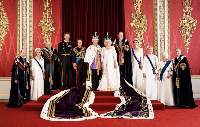 Natale Reale a Sandringham: Niente Diamanti, ma una Bilancia e Regali "Low Cost". Ecco la Tradizione più Bizzarra dei Windsor