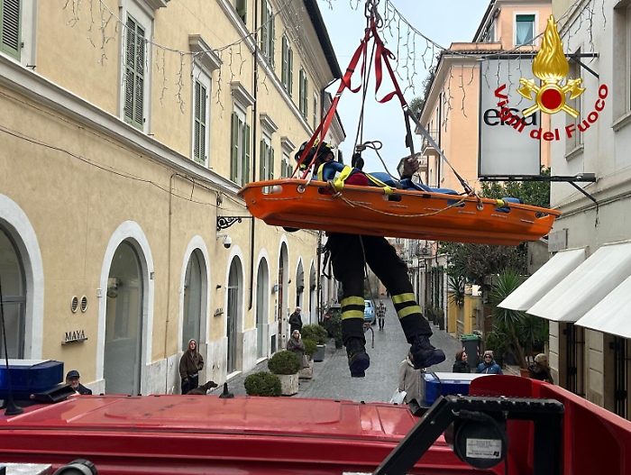 Cade mentre si trova da sola in casa: anziana soccorsa dai vigili del fuoco 