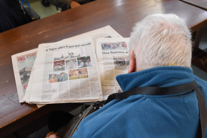 Giornali sotto l'albero di Natale. Alla Muzi Betti l’iniziativa "Edicola alla residenza protetta"
