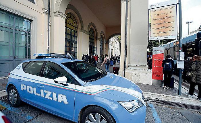 Accoltellato alla stazione di Fontivegge: 44enne in codice rosso, scatta la caccia all’aggressore