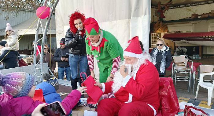 Narni, Babbo Natale arriva dal cielo: la consegna speciale di doni e dolcetti per i bambini al Campo volo Palazzone