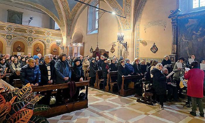 Santa Lucia tra sacro e profano: folla di fedeli e appassionati per le tradizionali cialde all’anice