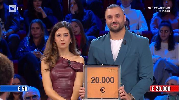 Coppia umbra protagonista ad Affari Tuoi: rifiutano 50mila euro ma nel pacco consigliato dalla figlia ce ne sono 20mila