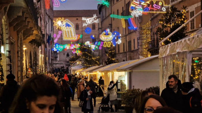 L'Umbria domina il trend in crescita del turismo natalizio in Italia: aumentano presenze e arrivi. I dati