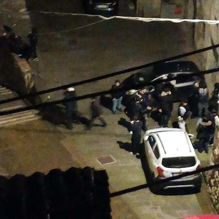 I residenti di piazza Pozzo Campana segnalano schiamazzi e atti vandalici: "Il sabato qui calano i barbari"