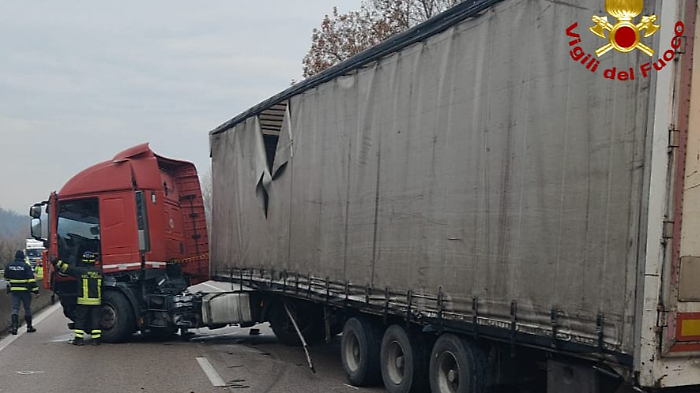 Camion si intraversa sulla superstrada Perugia-Terni e urta il guard rail 