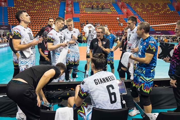 Mondiale per club, la Sir Sicoma Monini soffre ma vince: Osaka battuto al tie-break