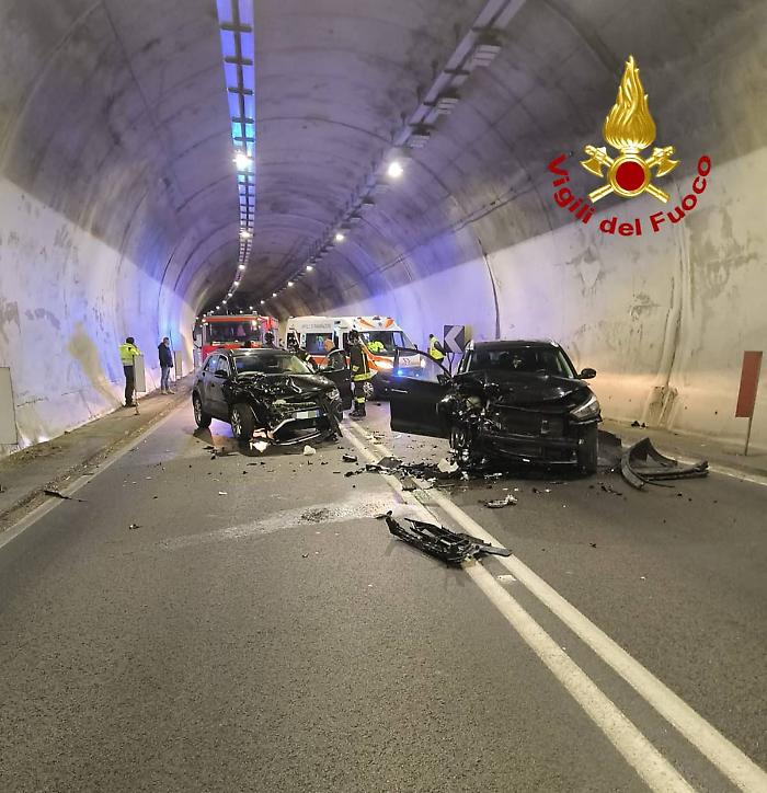 Incidente tra 4 auto nella galleria Spoleto-Sant'Anatolia di Narco: ci sono feriti