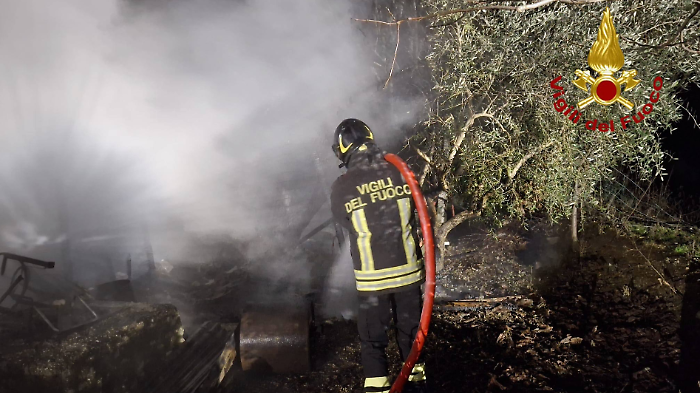 Incendio nella frazione di San Giacomo: domate le fiamme negli annessi agricoli, messi in salvo gli animali 