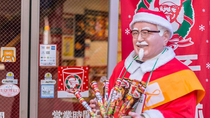 Le tradizioni natalizie pi&ugrave; strane del mondo: lanciare budino sul soffitto e andare a messa con i pattini