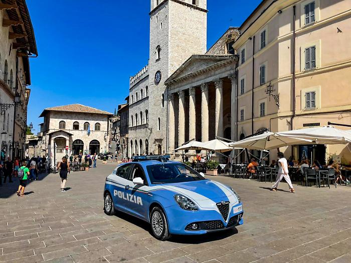 Viola la sorveglianza speciale e semina il panico in un bar di Assisi: arrestato 39enne
