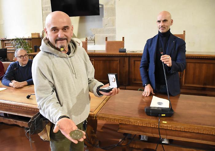 Monte Ruperto batte moneta: Il sindaco Secondi l'ha consegnata all'ultimo nato nell'enclave umbra