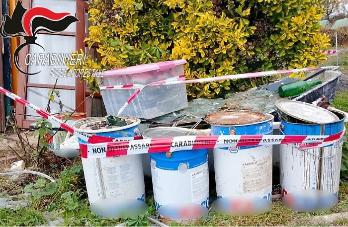 Gestiva i rifiuti in modo illecito: sequestrata l'area esterna di un capannone di un'azienda artigianale 