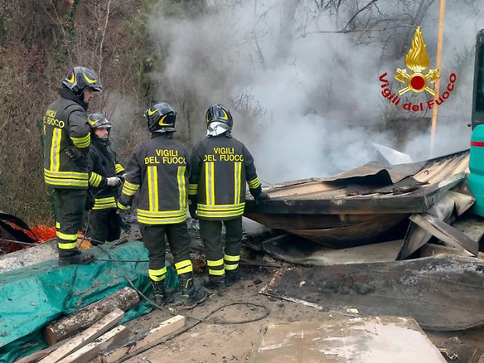 Incendio all&rsquo;alba in un deposito edile a Montone: intervento dei Vigili del Fuoco