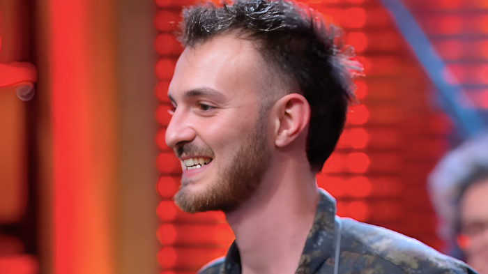 Piponzio (Andrea Sonnati) a Masterchef fa sorridere il palato di Cannavacciuolo e ottiene quattro s&igrave;
