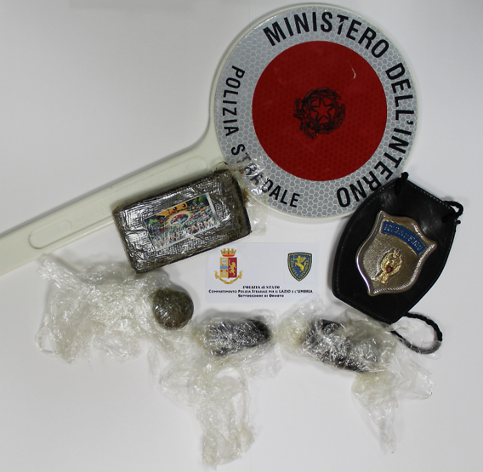 Sorpreso a viaggiare in autostrada A1 con 100 grammi di hashish: arrestato 