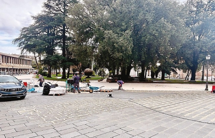 Piazza Quaranta martiri, ultima pietra per i lavori: la riapertura integrale &egrave; sempre pi&ugrave; vicina 