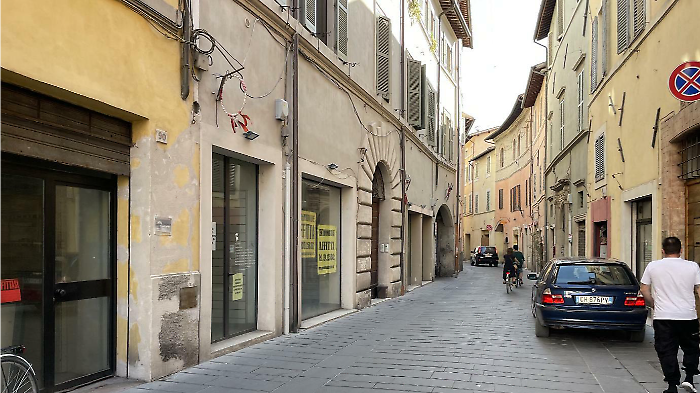 Stretta sul decoro dei locali, emanata l&rsquo;ordinanza che impone pulizia e manutenzione dei negozi sfitti: multe fino a 500 euro