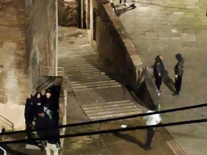 &ldquo;Urlano e danneggiano le auto&rdquo;. Il racconto di un residente di via di Pozzo Campana