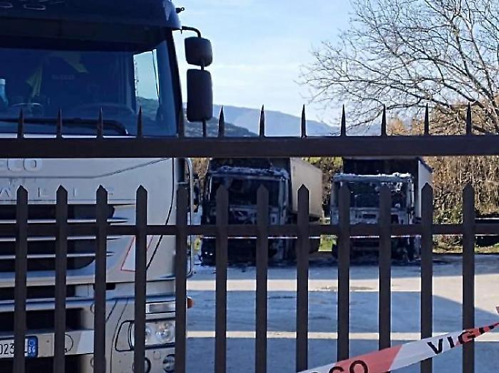 Due camion a fuoco, fiamme divampate in un'azienda di trasporti a Santo Chiodo: c'&egrave; l'ipotesi del dolo