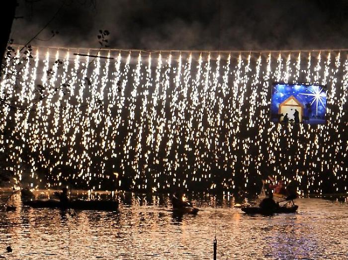 I 45 anni del Babbo Natale in canoa si rinnova l'appuntamento sul Tevere