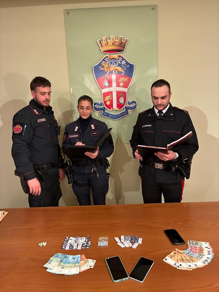 Sorpresi con ketamina, cocaina e MDMA: uno di loro tenta di sferrare pugni e calci a un carabiniere. Arrestati due 24enni