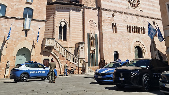 Violenze, aggressioni e minacce di morte contro la compagna e la figlia minorenne: 55enne allontanato dalla casa familiare 