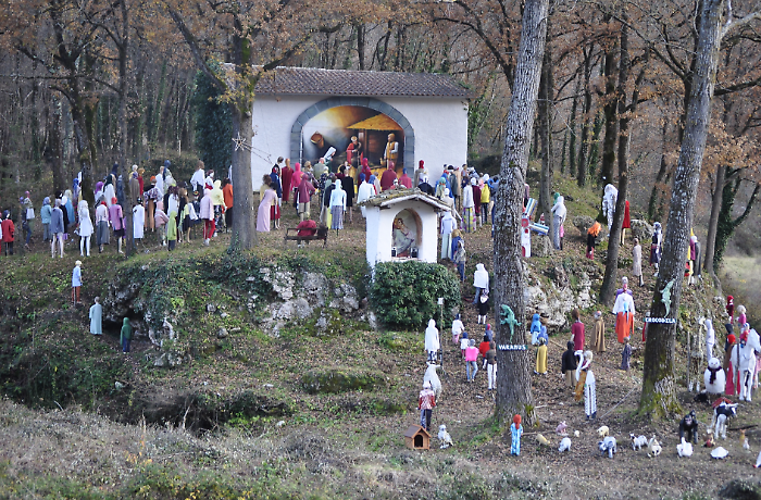 "Il mio presepe un atto d&rsquo;amore". L'opera di  Barbetti fatta di manichini in abiti moderni  illumina Leggiana