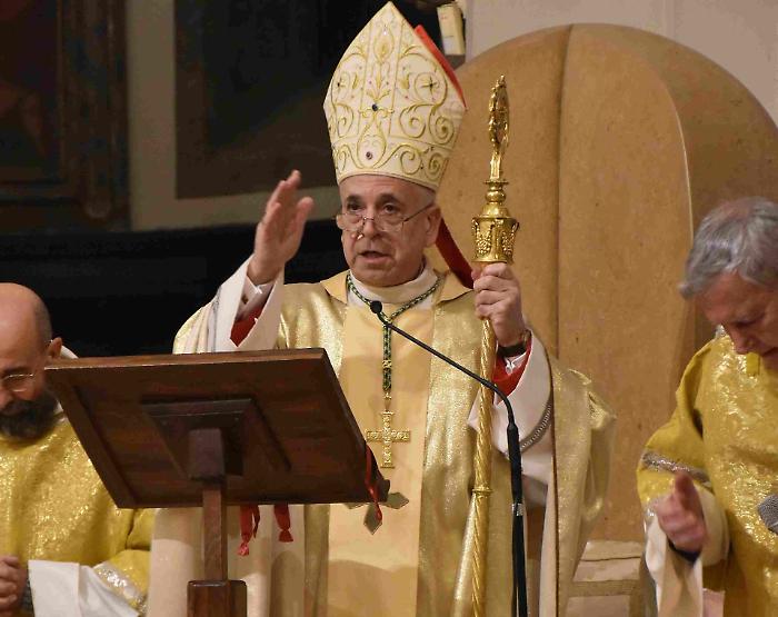 Terni, la santa messa di Natale con il vescovo Soddu: "Siate costruttori di pace, per coprire il terrificante rombo dei cannoni e la deflagrazione delle bombe"