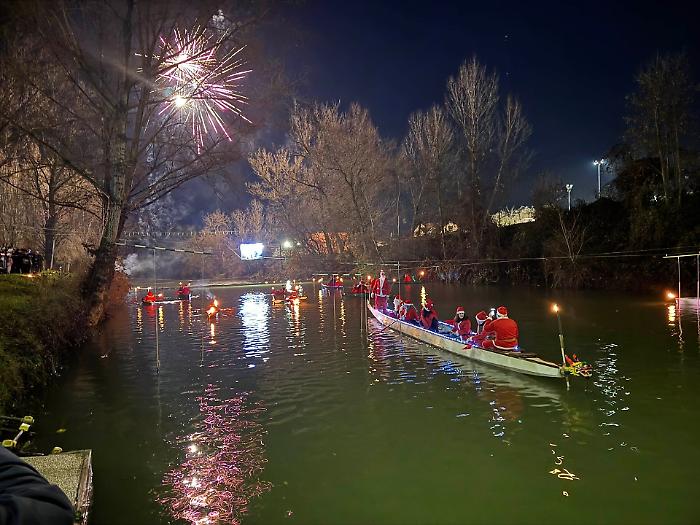 Babbi Natale in canoa sul Tevere: a Citt&agrave; di Castello si rinnova la tradizione