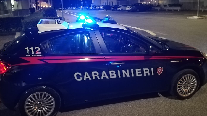 Terni, aggredisce due giovani in centro a colpi di machete: alluce amputato a un 20enne