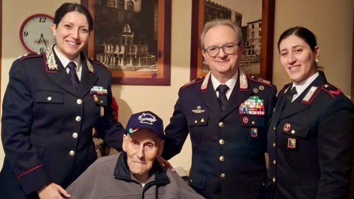 Perugia, gli auguri di Natale dei carabinieri al 93enne Vice Brigadiere Ottavio Caringi
