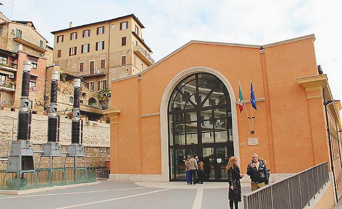 Chiude i figli nella cuccia del cane: chiesto il rinvio a giudizio per un 50enne di Assisi