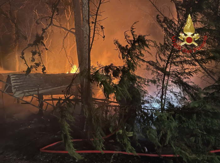 Fiamme in un annesso agricolo a Montelovesco: intervengono i Vigili del Fuoco