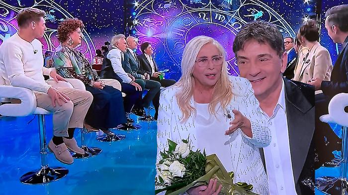 Paolo Fox svela l'oroscopo 2026 in diretta da Mara Venier a Domenica In: svolte, cambiamenti e segni favoriti: "Non sar&agrave; un anno qualunque"