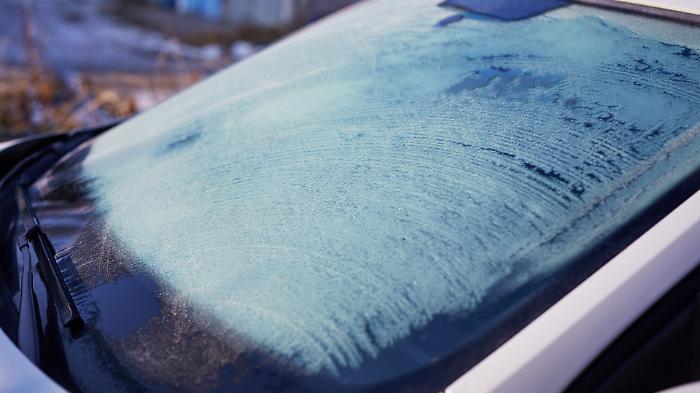 Torna l'incubo gelate per le auto: come evitare il parabrezza ghiacciato e i metodi per sbrinare in pochi minuti. Le soluzioni fai da te