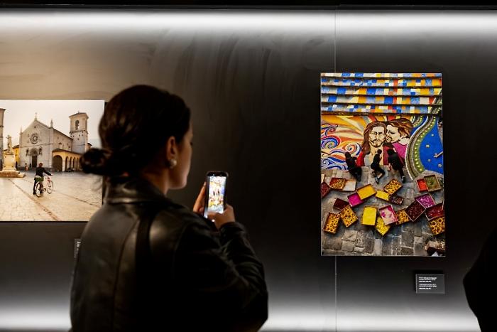 Boom di visitatori alla mostra di Steve McCurry a Montefalco: grande successo per l'esposizione