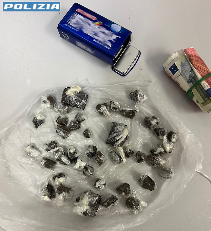 Minorenne sorpreso in possesso di 43 involucri di hashish: arrestato dalla polizia 
