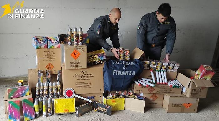 Maxi-sequestro di oltre 33mila fuochi d'artificio: erano custoditi in un magazzino senza misure di sicurezza