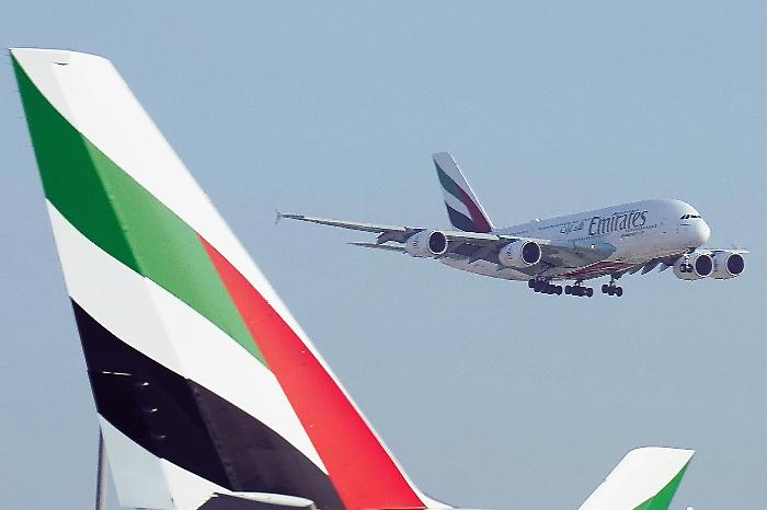 Emergenza in volo per il gigante dei cieli: l&rsquo;A380 di Emirates costretto a bruciare tonnellate di carburante sulla Manica