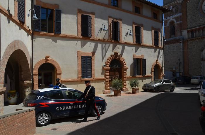 Non si ferma all'alt dei carabinieri e getta la droga dal finestrino dell'auto: sequestrati 50 grammi di cocaina. Arrestato 19enne