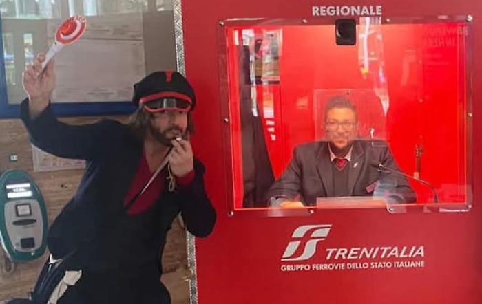 Terni, il Treno delle Fiabe si trasforma nel vagone per la Befana: direzione cascata delle Marmore in carrozza con Stefano de Majo