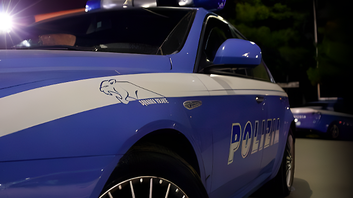 Terni, calci, pugni e sputi agli agenti della polizia in strada: arrestati un uomo e una donna