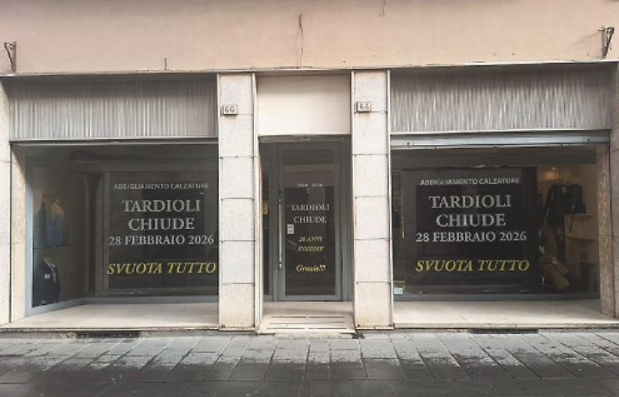 Tardioli abbassa la saracinesca: il negozio di abbigliamento e calzature fu il primo ad aprire dopo il sisma del '97