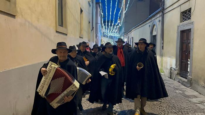 Citt&agrave; di Castello in festa con la pasquella tra fisarmonica, chitarre, abiti e canti popolari: il video