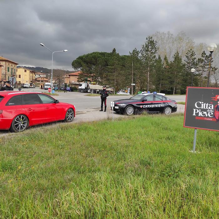 Sfonda a martellate il parabrezza dell'auto del datore di lavoro e ruba l'incasso delle feste di Natale del ristorante: denunciata