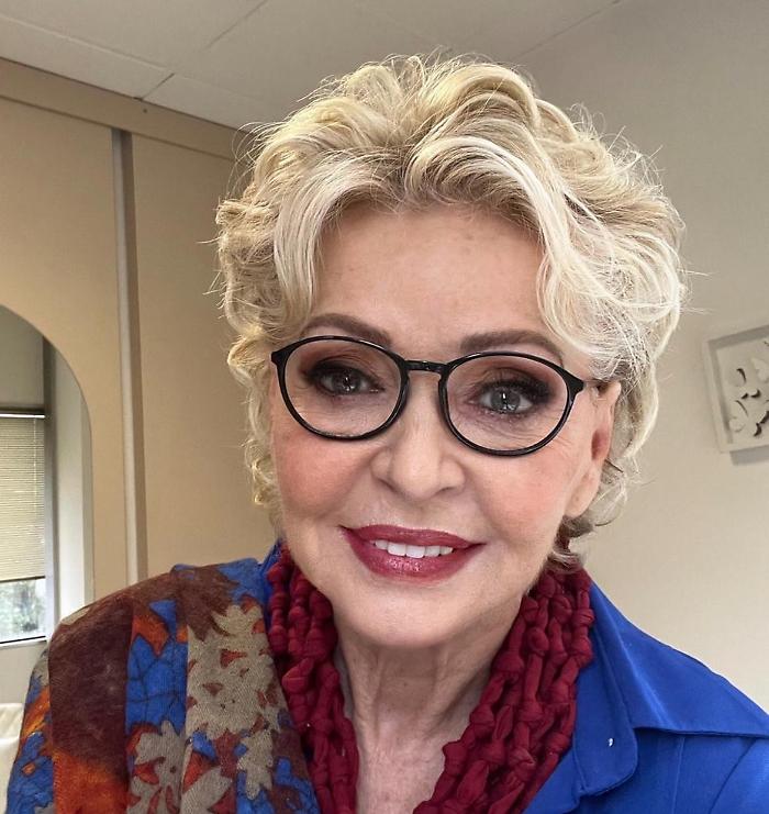 Enrica Bonaccorti, chi &egrave;: il successo in tv, gli amori e la malattia. "Non ho tantissime speranze ma non sono disperata"